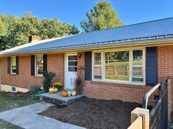240 Mulberry Dr, Christiansburg, VA 24073