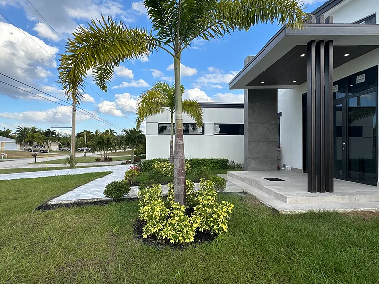 1882 Coral Point Dr — Photo 6