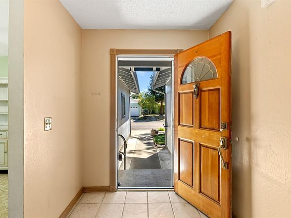 4th image of 1581 Trellis Lane E
