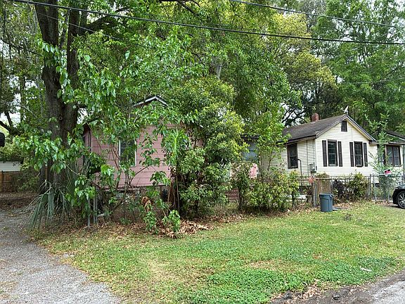 3rd image of 220 Bronson St