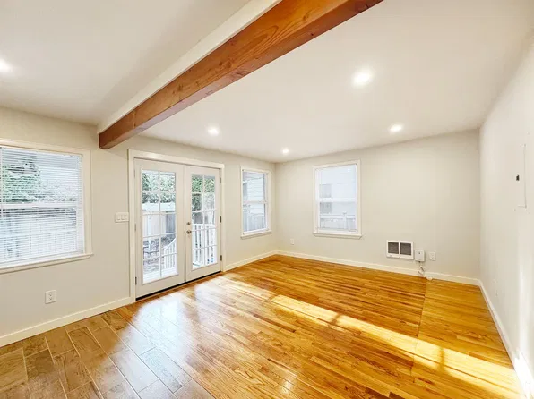 1111 34th Ave, Seattle, WA 98122