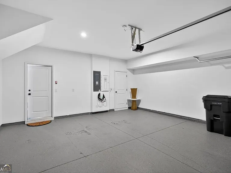 1445 Creekside Cir — Photo 34
