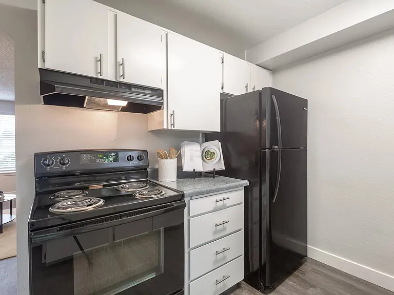 Somerset West Apartments — Photo 30
