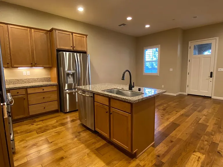 1053 Catalina Dr — Photo 2
