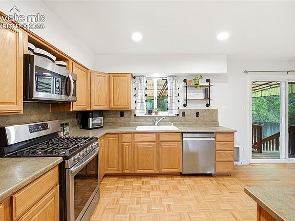4th image of 7110 Metropolitan St