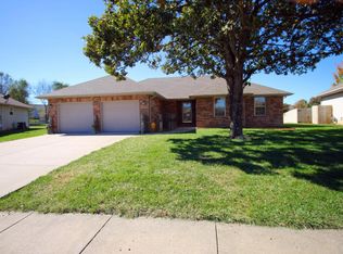 647 Chitwood Ln, Nixa, MO 65714