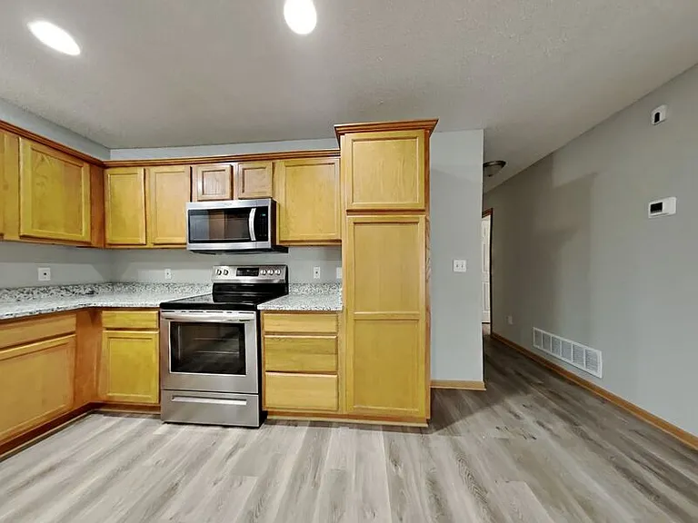 400 NW Woodbury Dr — Photo 7