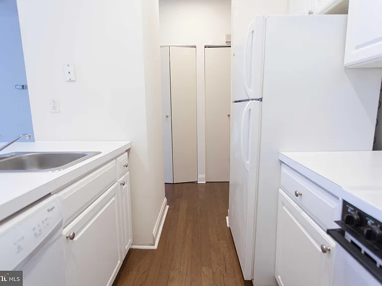 1600-3 Walnut St #805 — Photo 10