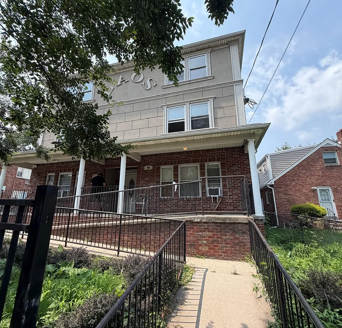 3 bed, $2,450 — Photo 1