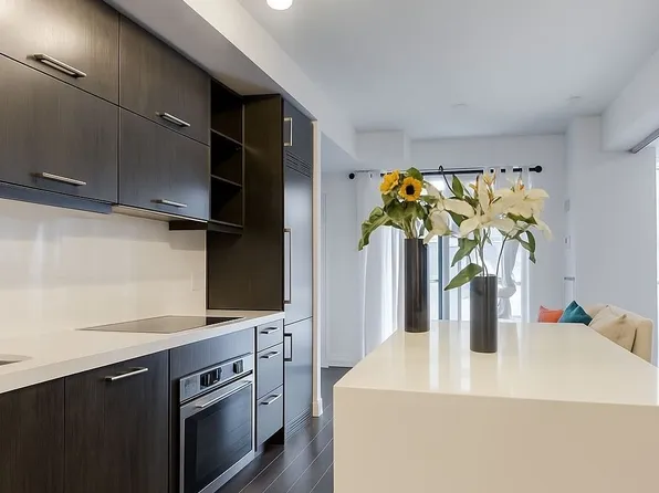 65 Mary St #1011, Toronto, ON M5S 3K5