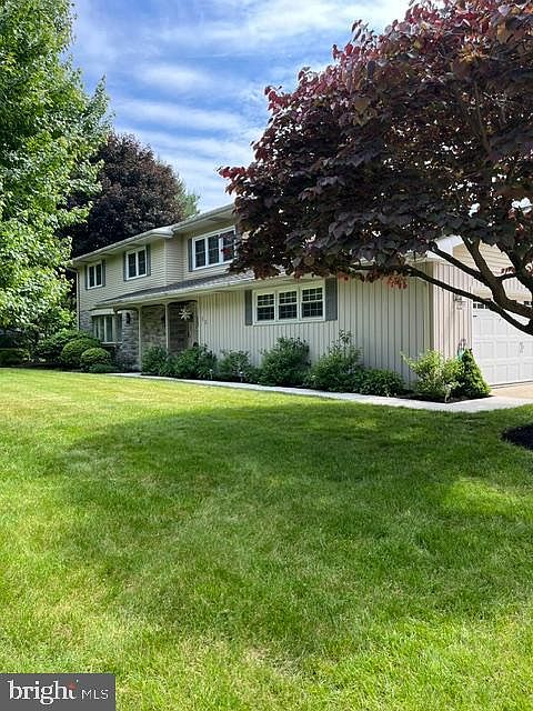 1st image of 15 Stoneleigh Dr