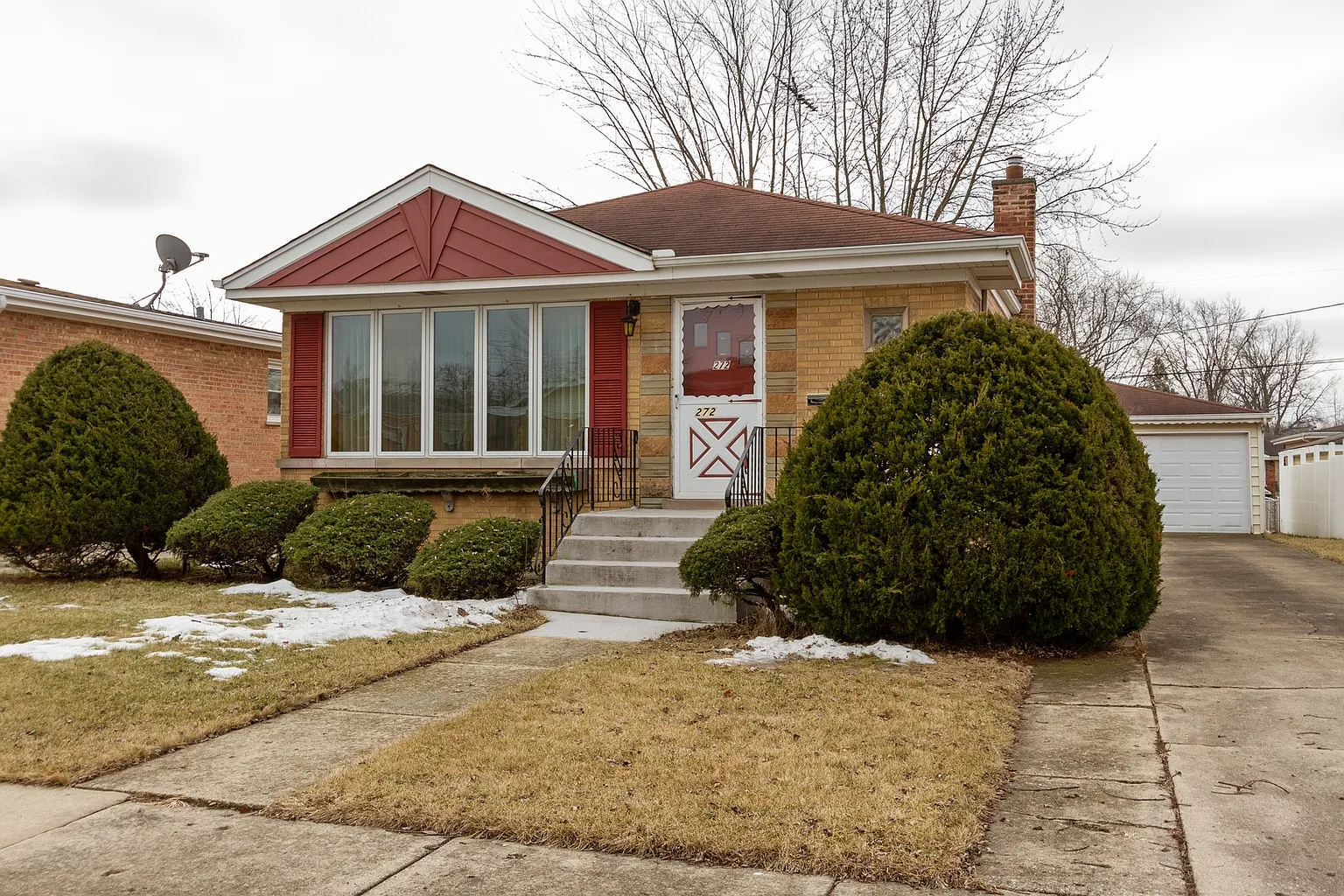 272 Maple Ave photo 1