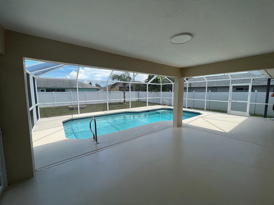 Large covered lanai & caged pool