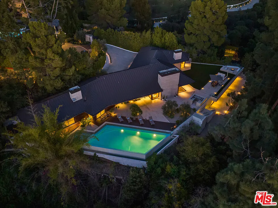 7 bed, 8.5 bath, 8057 sqft, $80,000 — Photo 3