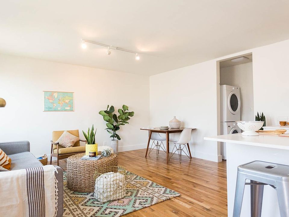 1st image of 1920 W Clinton St #11