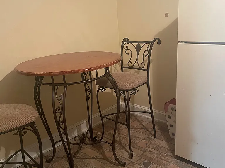 Eat-in kitchen