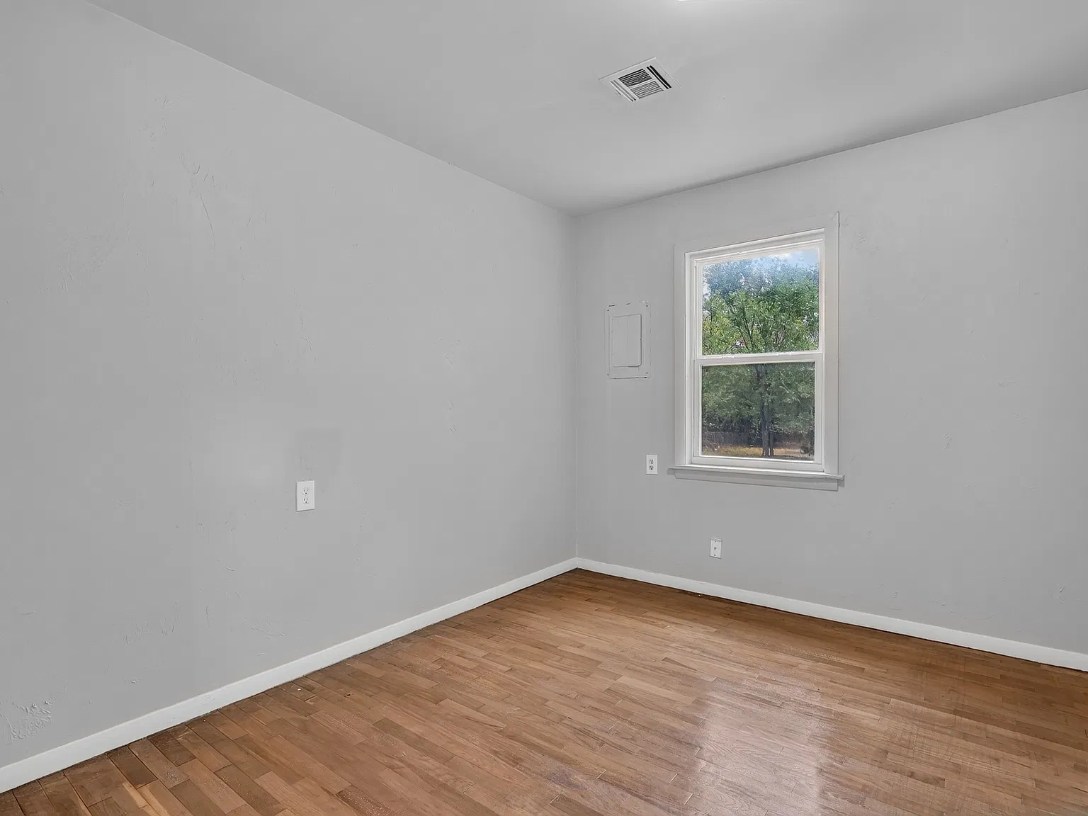 4 bed, 1.5 bath, 1642 sqft, $1,695 — Photo 2