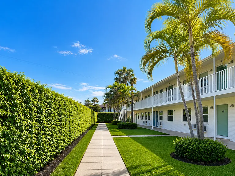 Jade Palms — Photo 13