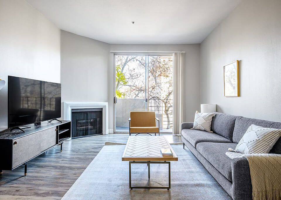 1st image of 627 N Rossmore Ave #4319237