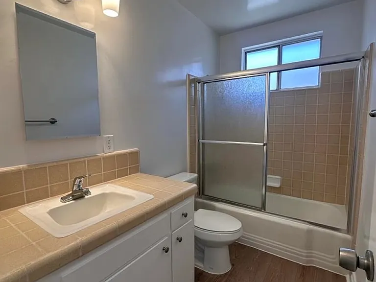1219 Barry Ave #3 — Photo 10