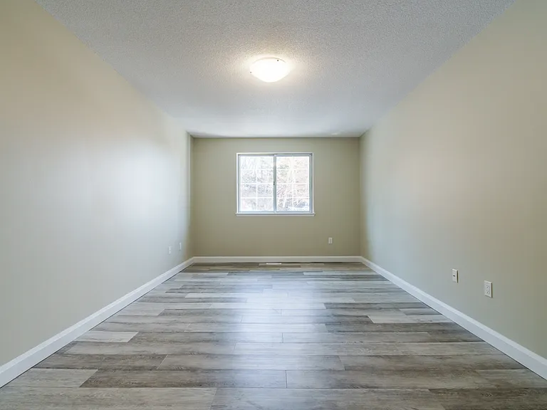889 Chestnut Cres — Photo 13