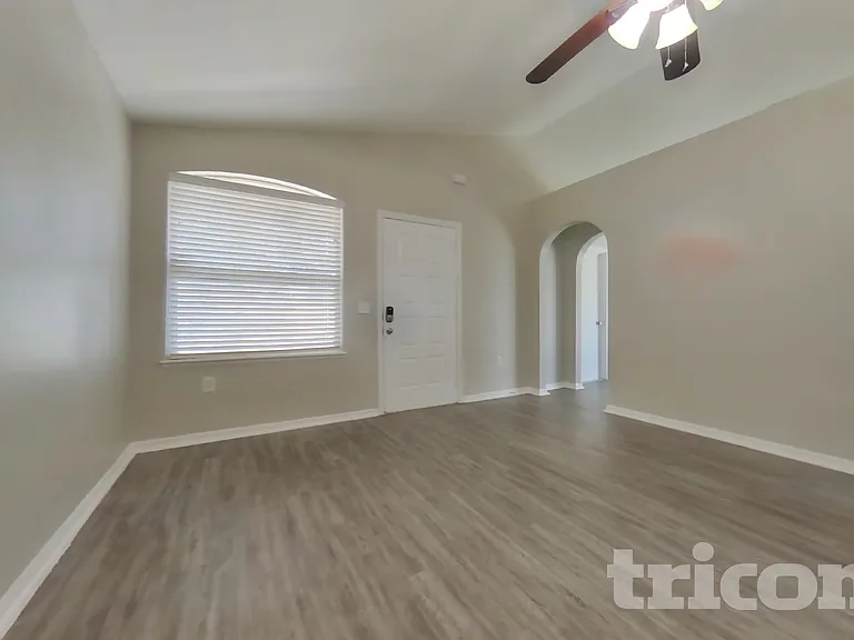 353 Comfort Dr — Photo 2