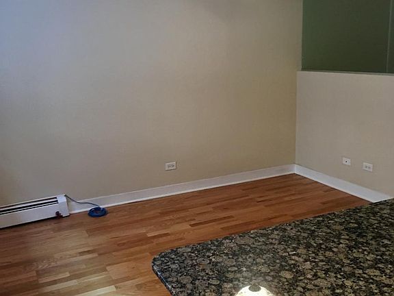 4th image of 631 W Wrightwood Ave