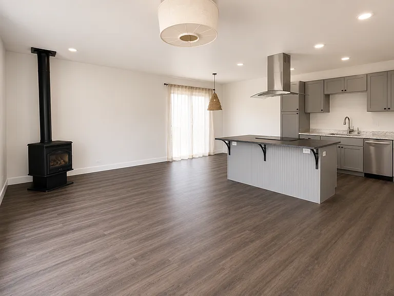 1615 Birchwood Ln — Photo 4