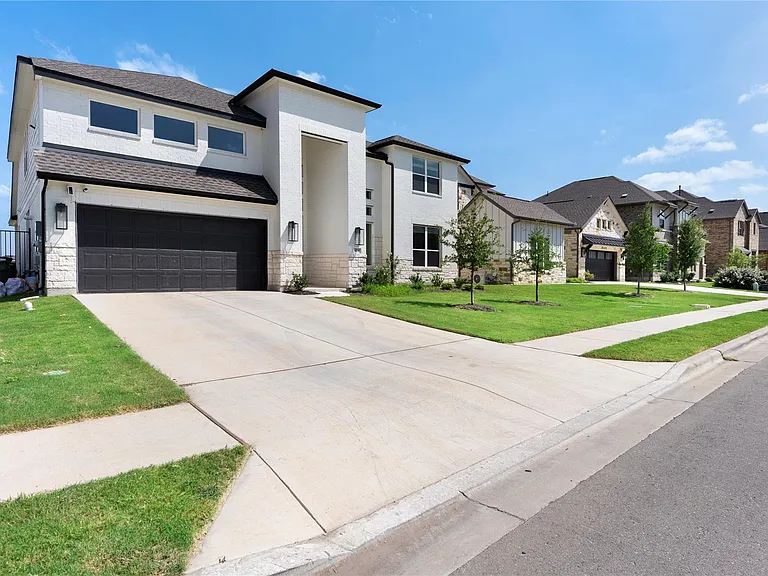 424 Hollister Dr — Photo 2