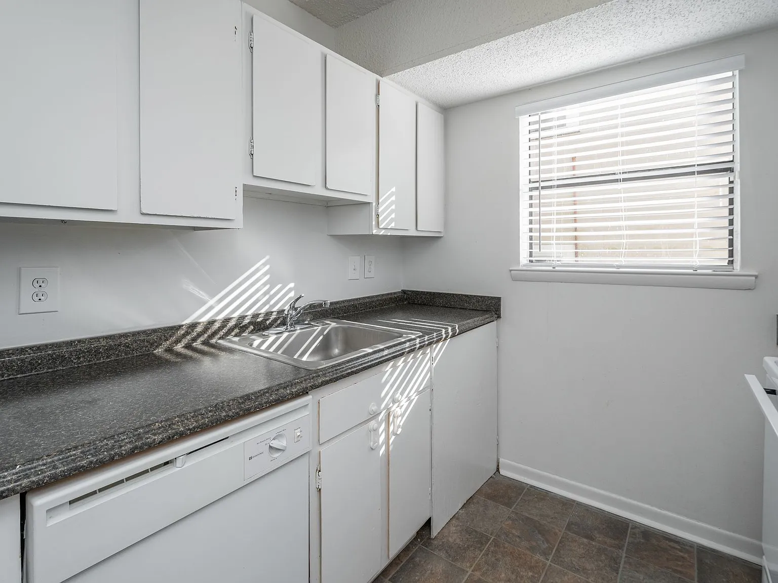 Dana Apartments — Photo 2