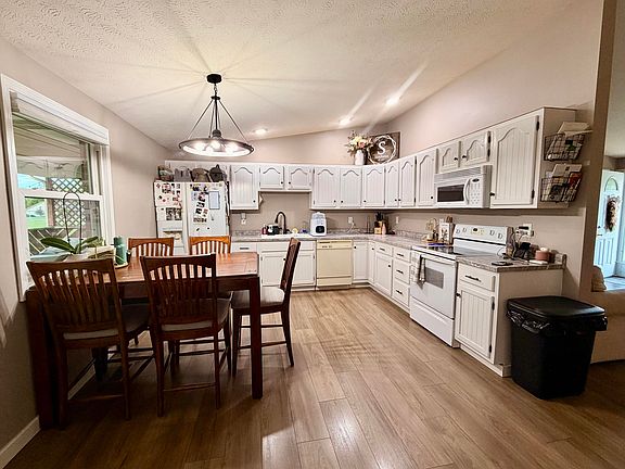 4th image of 226 Gemini St