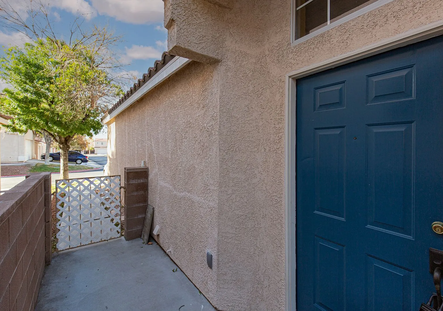 Single story home in gated SW neighborhood with quick Strip access — Photo 4