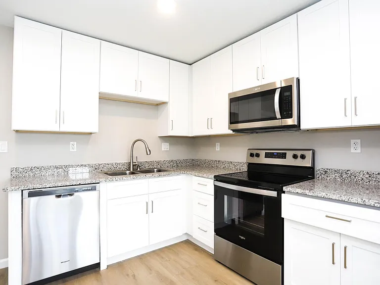 Royal Oak Apartments — Photo 25