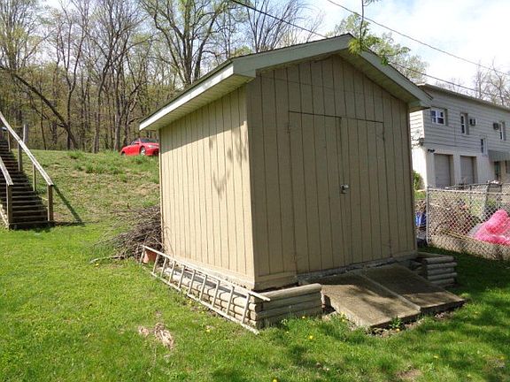 4th image of 639 Valley St