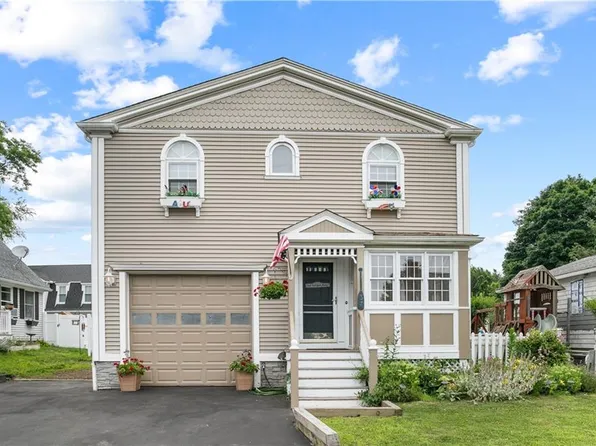 37 Islington Ave, Portsmouth, RI 02871