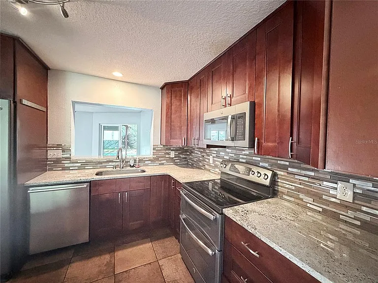 912 Carvell Dr — Photo 6