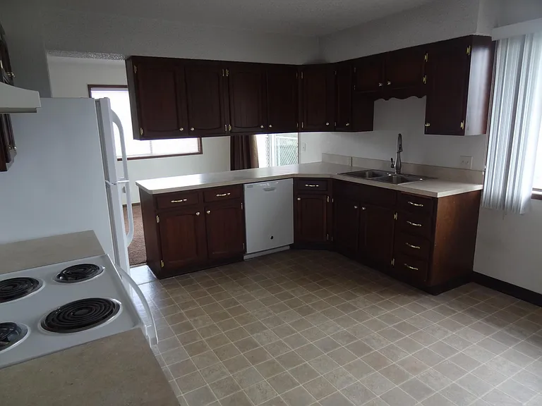 215 NW Coryell Ct — Photo 6