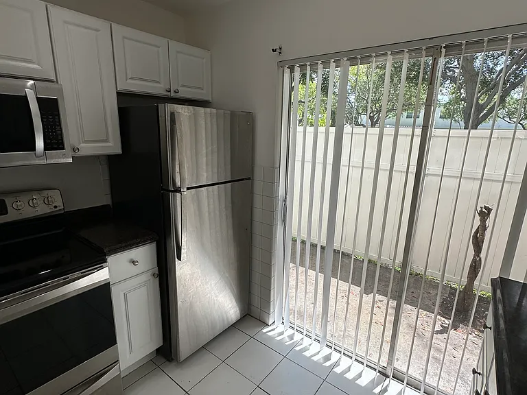 3005 NW 5th Ter — Photo 4