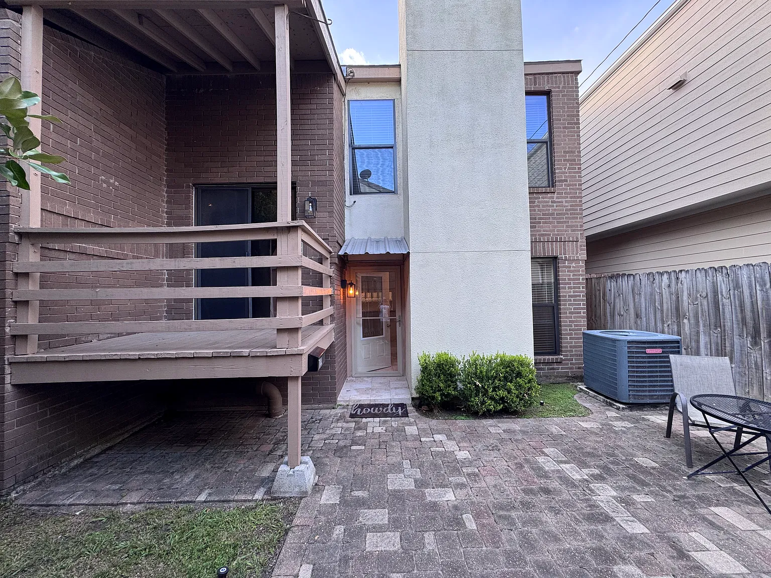 2 bed, 1.5 bath, 1332 sqft, $2,091 — Photo 2