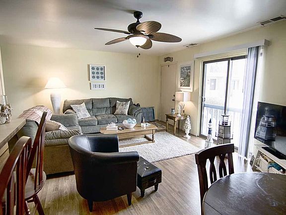 4th image of 610 W Burk Ave #107