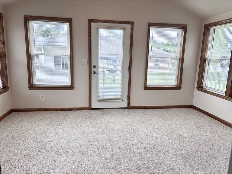 4422 Obing Strasse — Photo 7