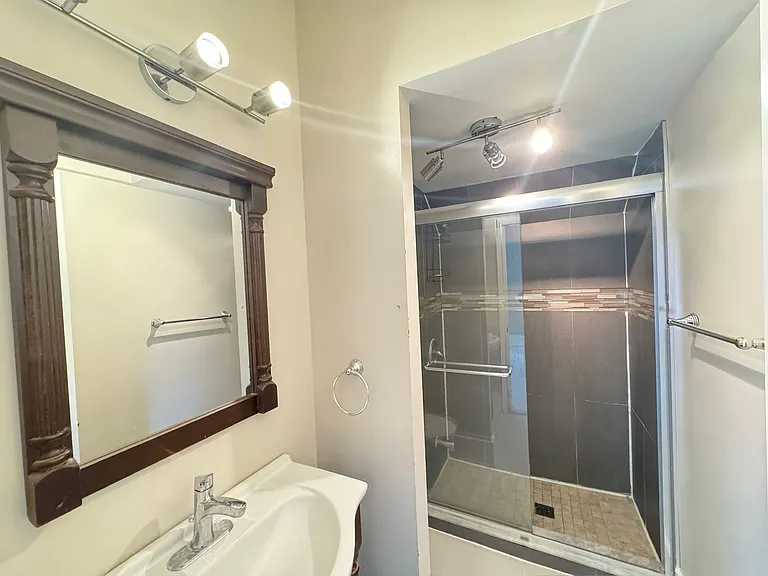 974 King St E #2 — Photo 7