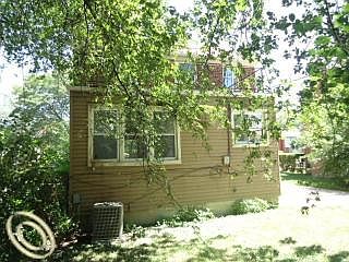 4th image of 9331 Rosemont Ave