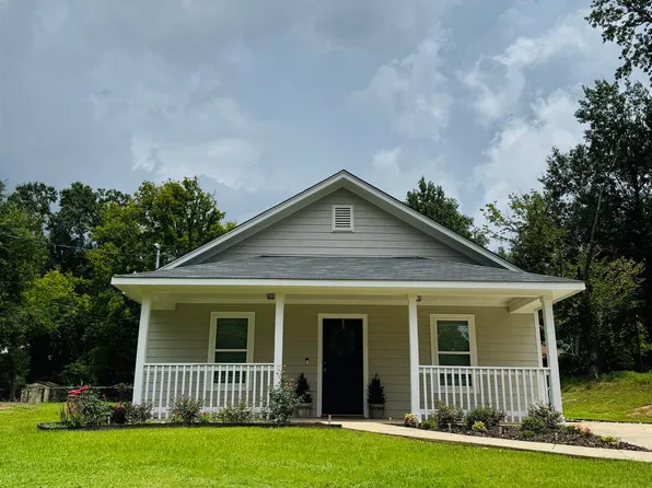 129 Dr Martin Luther King Jr Dr, Gladewater, TX 75647