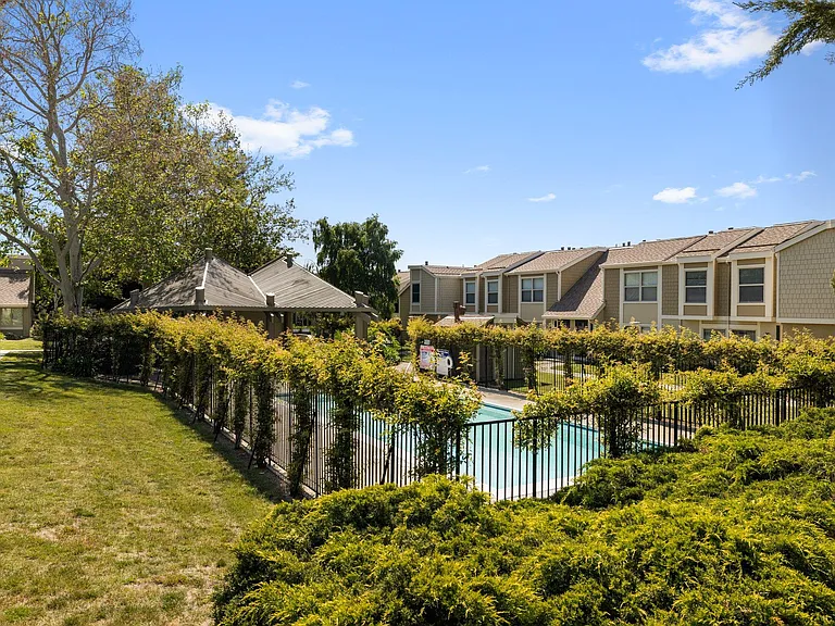 2232 Saint Claire Ct — Photo 31
