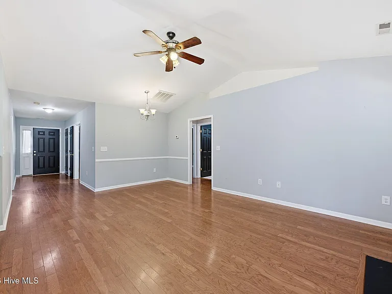 106 Lakeside Green Dr — Photo 12