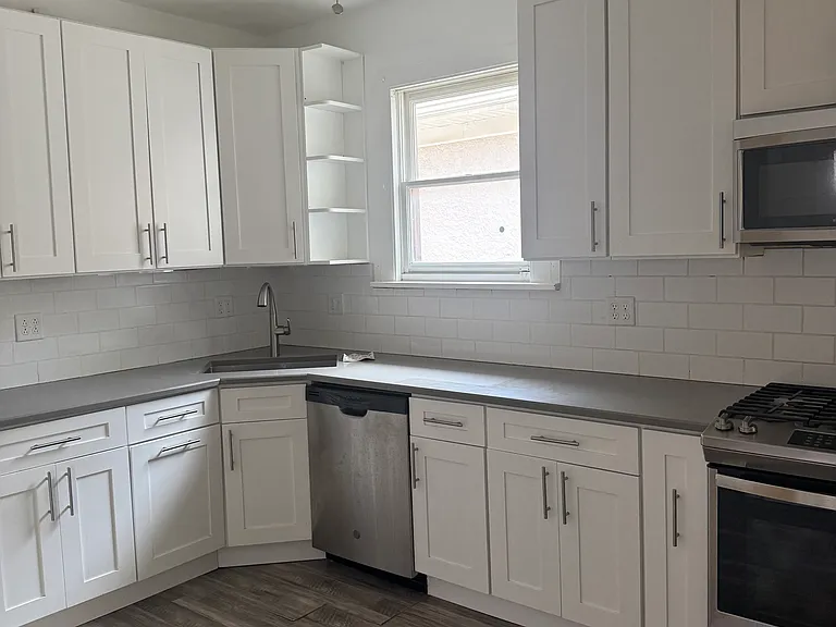 2439 W Byron St — Photo 4