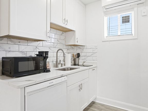 5th image of 526 W Baker Ave #B