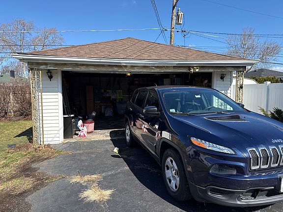 3rd image of 10842 Claridge Ave