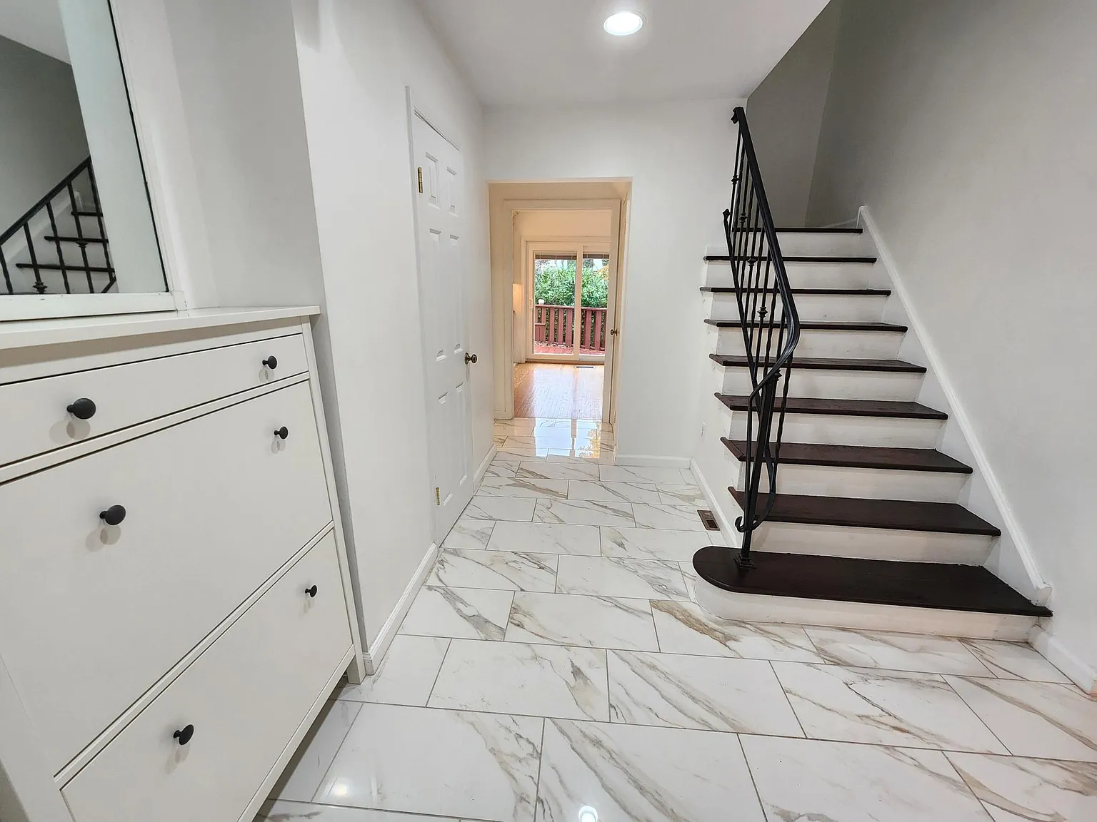 4 bed, 2.5 bath, 2563 sqft, $4,900 — Photo 2